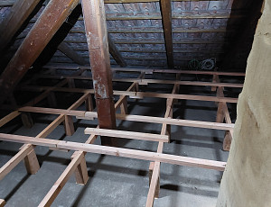 Zateplení stropu patrového rodinného domu pomocí foukané izolace